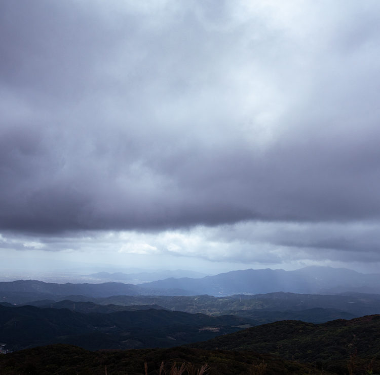 厚い雨雲と射し込む光 / clouds over the mountains