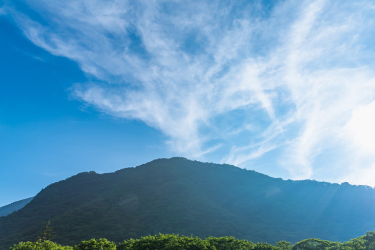 朝の山と雲 / Morning mountains and clouds