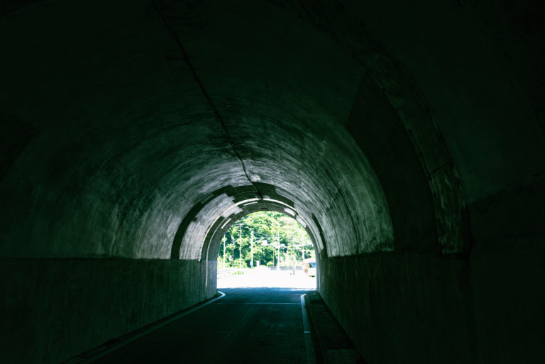 トンネルの中から見える景色 / light through the tunnel