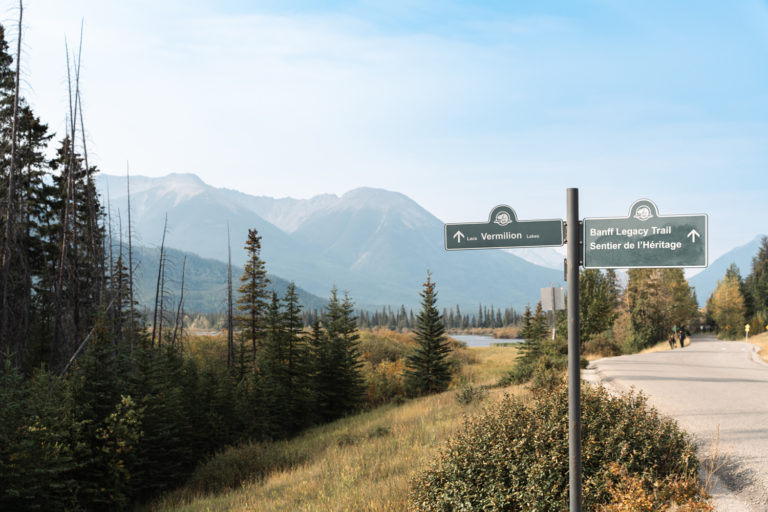ヴァーミリオン湖への道標とバンフの山並み / Signpost to Vermillion Lakes and the Banff Mountains