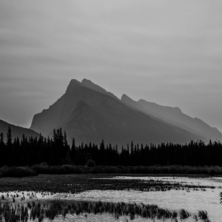 ヴァーミリオン湖の静寂な風景 / Serene Landscape of Vermilion Lakes