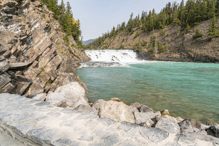 カナダ・バンフ国立公園のボウ滝と特徴的な岩の地層