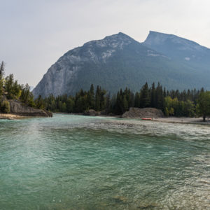 カナダ バンフ国立公園 ボウ川とランドル山のパノラマ風景<L>