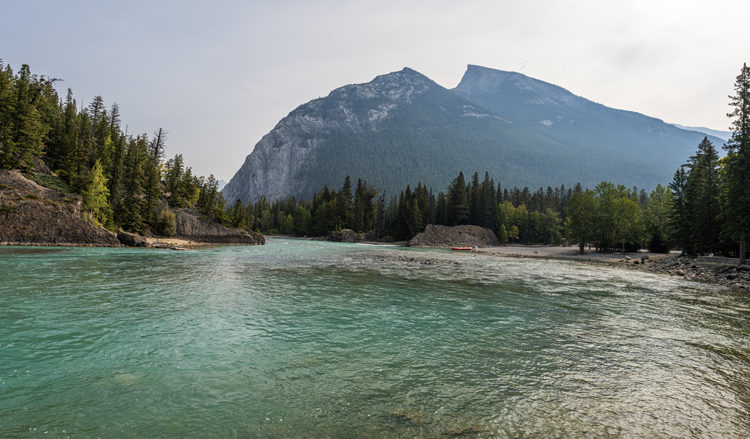カナダ バンフ国立公園 ボウ川とランドル山のパノラマ風景