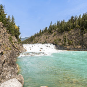 カナダ・バンフ国立公園のボウ滝と特徴的な岩の地層＜L＞