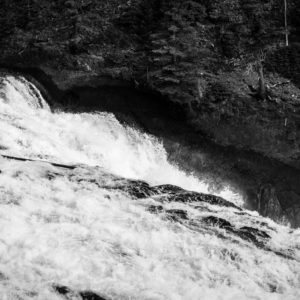 カナダ・バンフ国立公園 激しく流れるボウ滝<L>