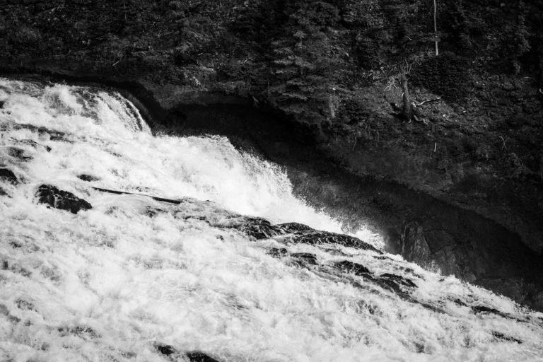 カナダ・バンフ国立公園 激しく流れるボウ滝