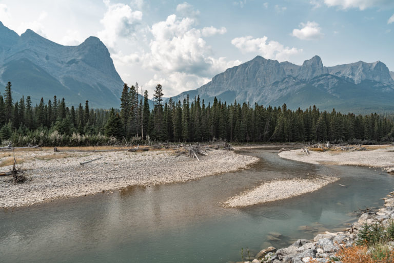 カナダ・キャンモアの風景 ランドル山、ハ・リング・ピークとボウ川