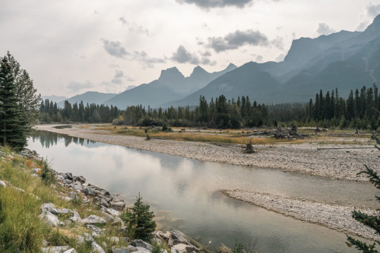 カナダ・キャンモアのボウ川とスリーシスターズの壮大な風景