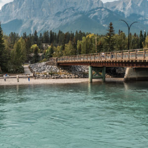 カナダ・キャンモアの雄大なロッキー山脈とエメラルドグリーンの川に架かるMr. Bridge＜L＞