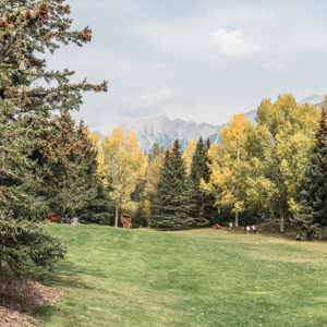 秋の訪れ:山並みを望むキャンモアの公園で過ごす穏やかな午後<L>