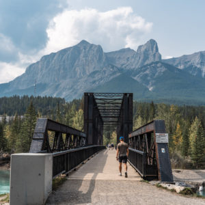 キャンモア・エンジンブリッジ:カナディアンロッキーの壮大な景色と歴史が交差する風景<L>