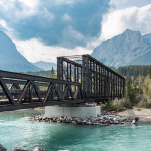 カナディアンロッキーの壮麗な景色：ターコイズブルーの川にかかるキャンモア・エンジンブリッジ＜L＞