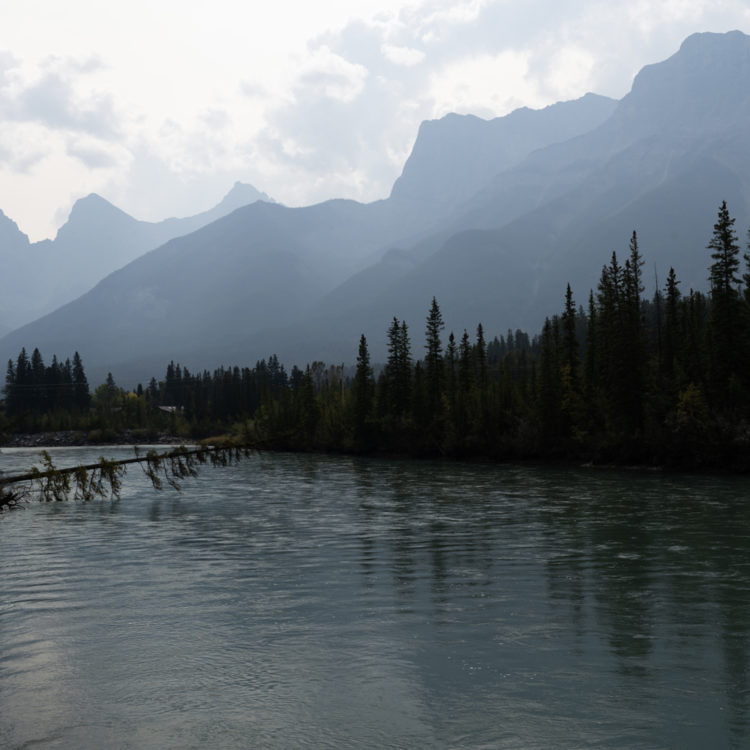 真昼の静寂 — 雄大な山並みとボー川