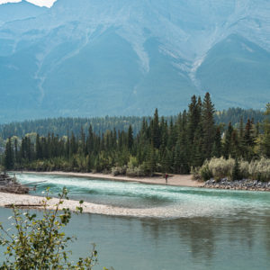 キャンモアの雄大な山々とエメラルドのボウ川<L>