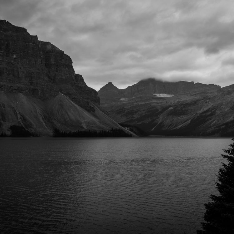 荘厳なボウ湖：展望台からのモノクローム風景