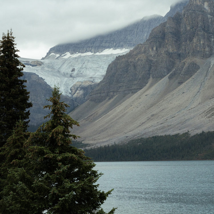 曇天のボウ湖と迫り来るクロウフット氷河