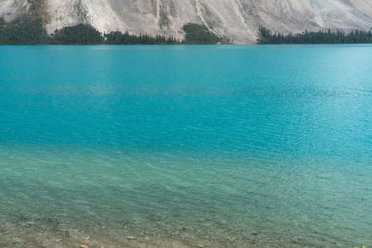 ボウ湖の輝く美しいターコイズブルー